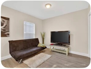 Unclassified image, 4 of 10, button - Cozy Retreat Mins To Riverwalk, TGH, RJS, UTampa, TPA, Beach (Tampa)