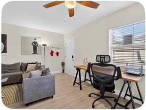 Living area - Cozy Retreat Mins To Riverwalk, TGH, RJS, UTampa, TPA, Beach (Tampa)