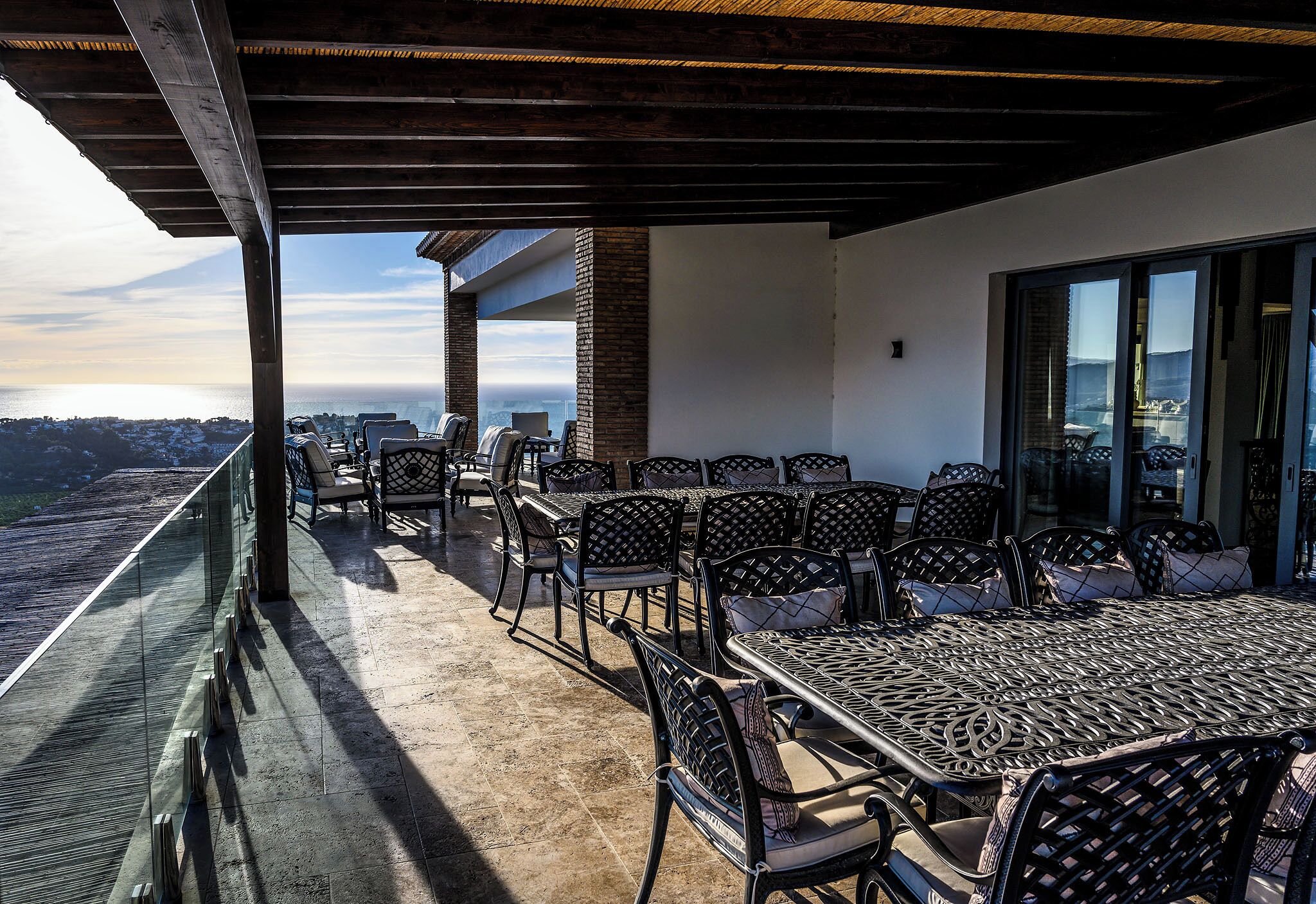 Una terraza con mobiliario exterior y vistas al océano.