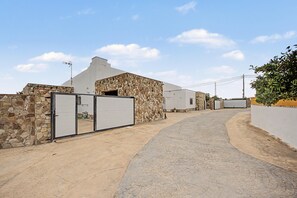 A paved pathway leading to a building with stone walls and a white facade. - Holiday Home 'La Chumbera' with Shared Pool and Private Terrace (Vejer de la Frontera)