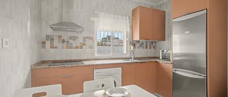 Coffee/tea maker, fridge, microwave, stovetop