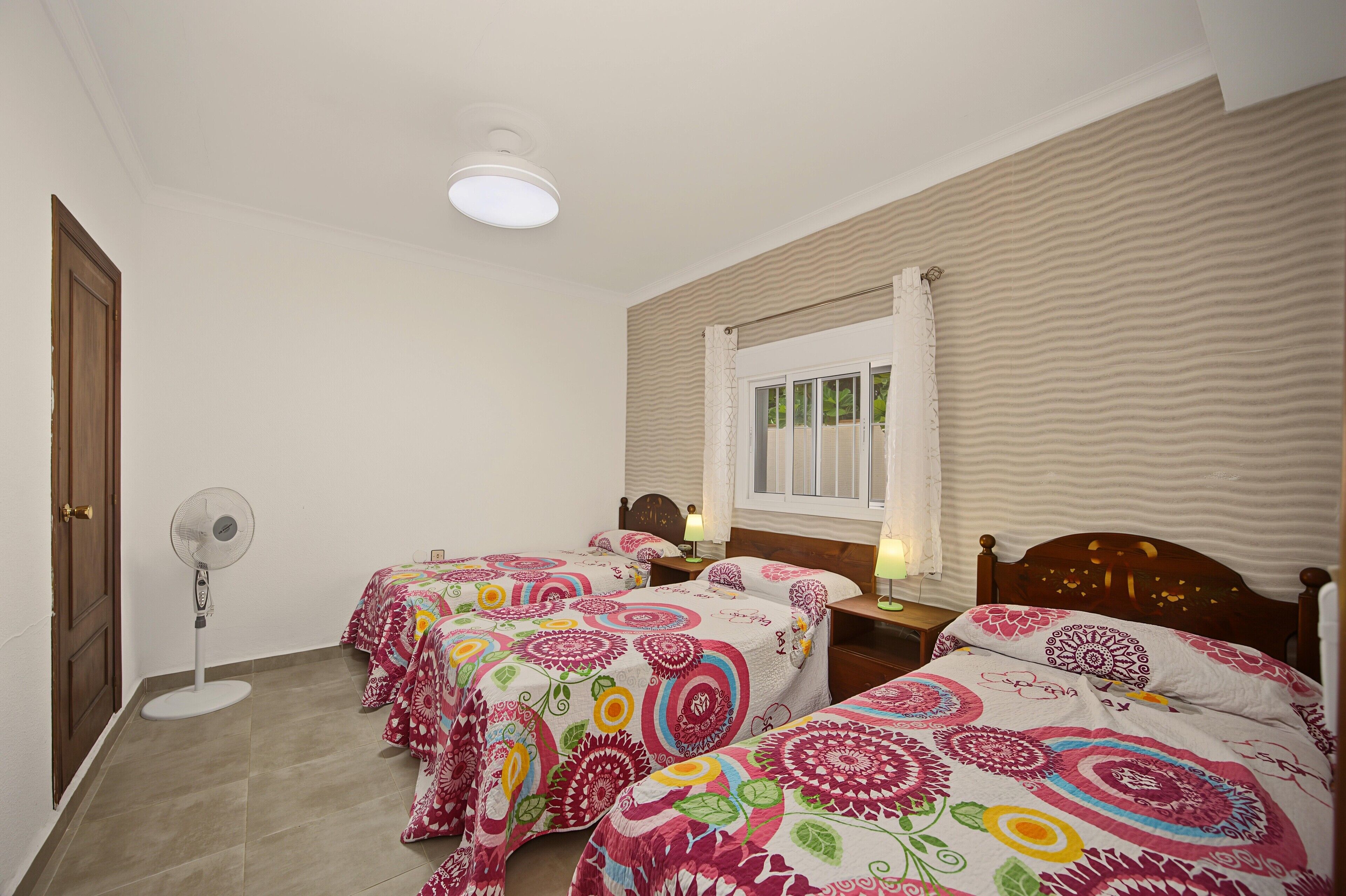 Iron/ironing board, bed sheets