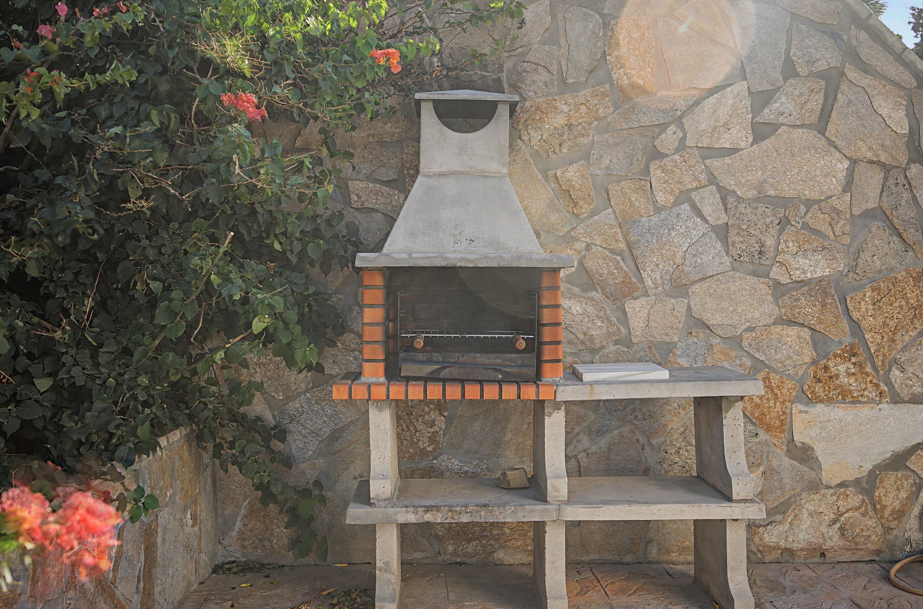 Un muro de piedra con una estructura de horno de ladrillo.