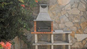 Un muro de piedra con una estructura de horno de ladrillo.