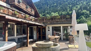 Outdoor dining - Vrbo Property (Saint-Gervais-les-Bains)