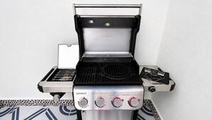 A portable gas grill with a digital display, multiple burners, and a side burner. - Villa Jenny – Privates Küstenhaus in Los Alcázares (Los Alcázares)