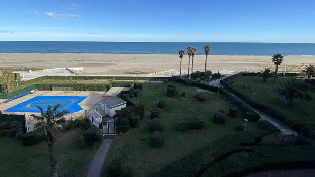 A residential area with a swimming pool, a view of the beach, and a clear sky. - T2 sea view, parking - 4 guests (Canet-Plage)