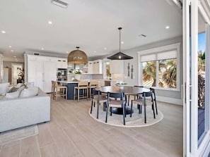 Un interior moderno con comedor, cocina y sala de estar.
