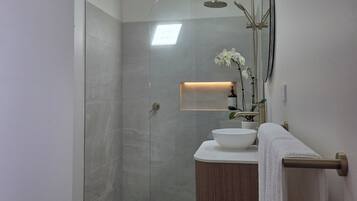 Haartrockner, Handtücher, Seife, Toilettenpapier