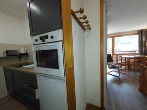 A kitchen with a built-in oven, a sink, and a wooden rack. - Central apartment, view of slopes - 5 guests (Valmorel)