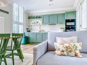 Habitación básica con 1 cama matrimonial o 2 individuales, vista a la ciudad | Área de sala de estar