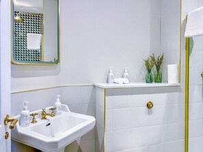 Habitación básica con 1 cama matrimonial o 2 individuales, vista a la ciudad | Baño