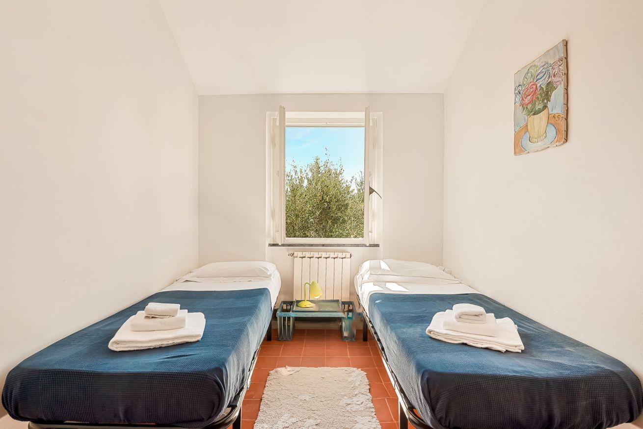 3 bedrooms, iron/ironing board, WiFi (free), bed sheets