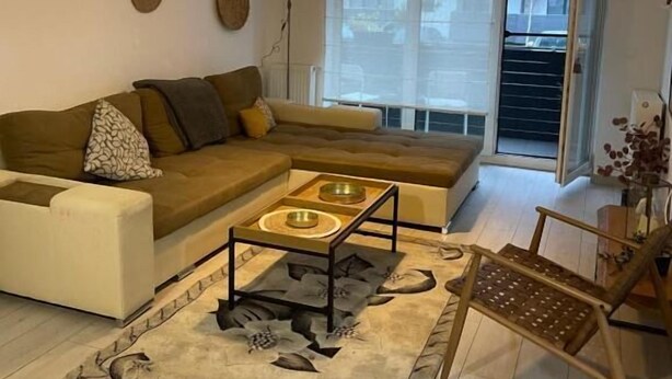 Una sala moderna con un sofá, una mesa de centro y una lámpara colgante.