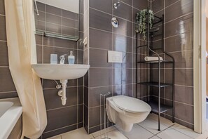 Shower, hair dryer, towels, shampoo - Bright 2BR Apt · Free Parking · 10 min to Old Town (Brașov)