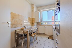 Dining - Bright 2BR Apt · Free Parking · 10 min to Old Town (Brașov)