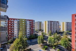 Exterior - Bright 2BR Apt · Free Parking · 10 min to Old Town (Brașov)