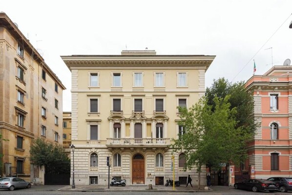 A building with a central entrance, multiple windows, and a balcony. - Romantic House Near the Vatican (St. Peter's Square) (Roma)