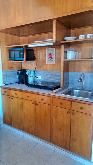 Private kitchen - Perfect 1-bedroom apartment with AC in charming Maracay (Maracay)