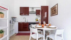 Coffee/tea maker, fridge, microwave, oven - Luxury Romantic Accommodations Near the Vatican (Roma)