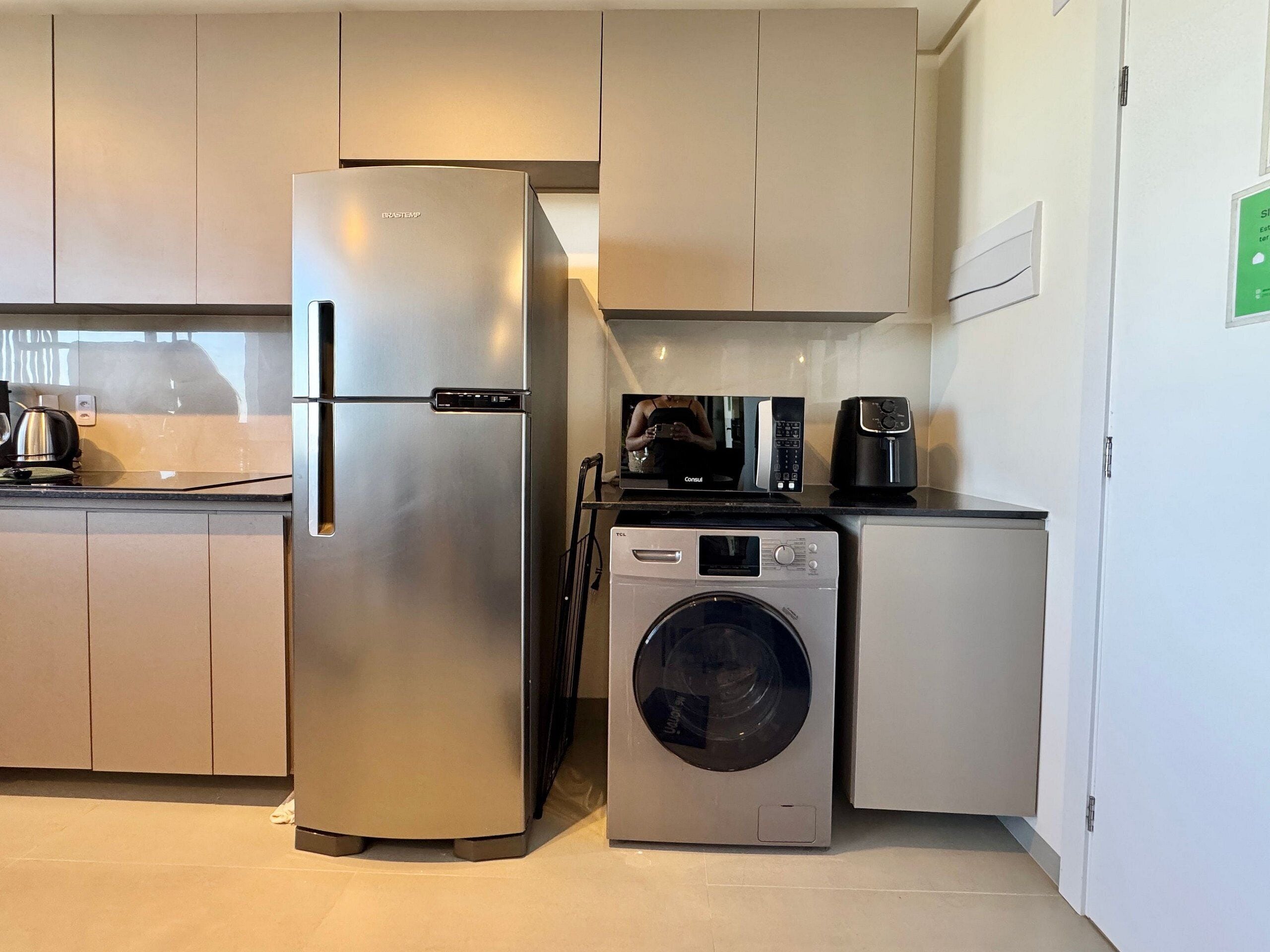 Suite de lujo | Cocina privada | Refrigerador con congelador, microondas, utensilios de cocina y comedor 