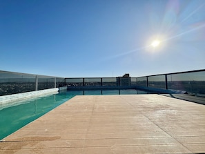 Una piscina en la azotea con vistas despejadas del paisaje urbano.