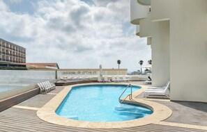 A rooftop pool area with lounge chairs and a clear view of the sky. - Bright Oceanfront Penthouse | Panoramic Sea Views (hertzelya)