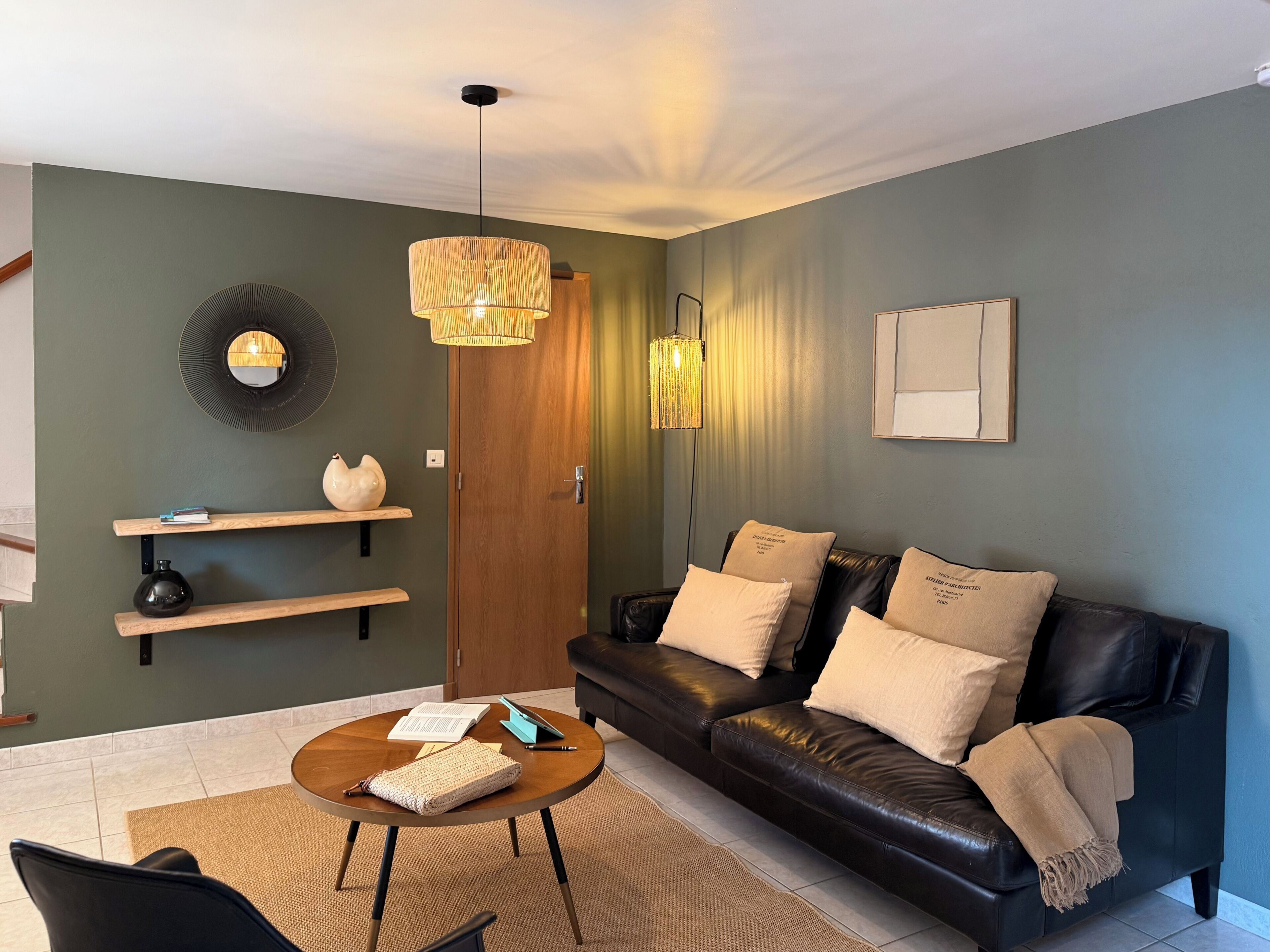 A Cozy, Beautifully Decorated Vacation Rental Overlooking A Dry, Provençal-style Courtyard Garden. - Fontvieille