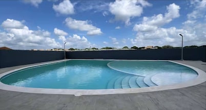 Beautiful 3 Bedroom Apartment With Pool on Av