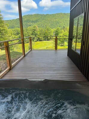 Outdoor spa tub - Fall Paradise! Cabin w/ hot tub in the mountains. (Elizabethton)