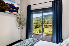 Room - Fall Paradise! Cabin w/ hot tub in the mountains. (Elizabethton)
