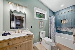 Bathroom - Fall Paradise! Cabin w/ hot tub in the mountains. (Elizabethton)