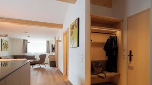 A modern apartment with a kitchen, a dining area, a living room, and a walk-in closet. - Apartment Piz Buin 31 (Gaschurn)