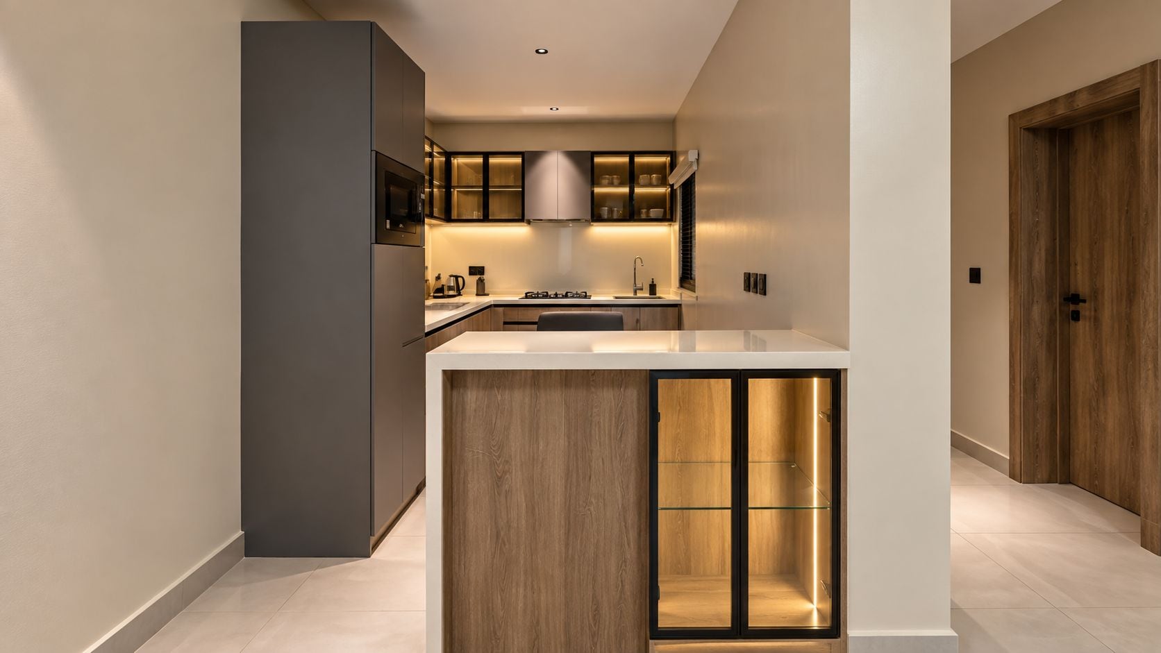 Una cocina moderna con una isla central, electrodomésticos integrados y un diseño minimalista.