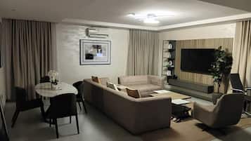 Suite, 2 Bedrooms, Non Smoking, Kitchenette | Living area