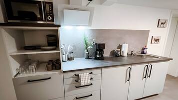 Coffee/tea maker, fridge, microwave, oven