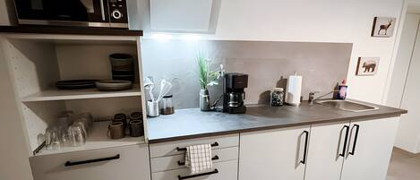 Coffee/tea maker, fridge, microwave, oven