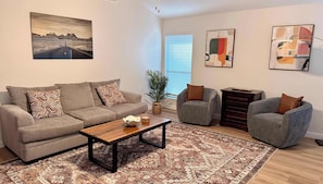 A living room with a sofa set, two armchairs, a coffee table, and a patterned rug. - Tahoka Flats, Boutique Luxury Near Trinity & Pearl (San Antonio)