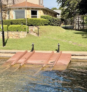 A residential property with a swimming pool, a stone staircase, and a well-maintained lawn. - 75' Amazing Lake View   Dock   Pets  Gameroom (Granite Shoals)
