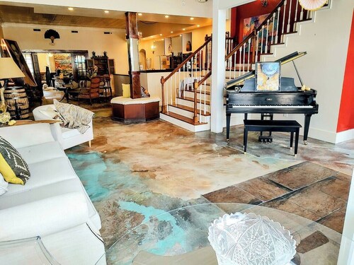 Retro Vibe RR inn/town! 2nd flr full ensuite BR