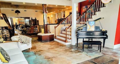 Retro Vibe RR inn/town! 2nd flr full ensuite BR