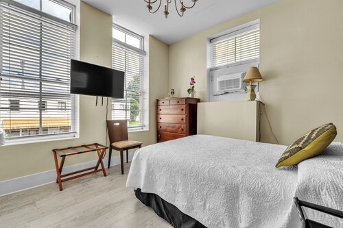 Retro Vibe RR inn/town! 2nd flr full ensuite BR