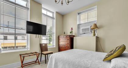 Retro Vibe RR inn/town! 2nd flr full ensuite BR