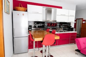 Fridge, microwave, oven, stovetop - Illyrian Apartment 05 (Durrës)