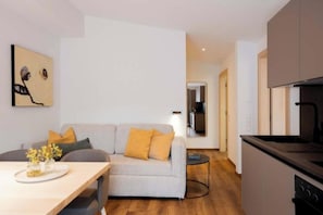 Ein modernes Wohnzimmer mit einer Couch, einem Couchtisch und einem Gemälde an der Wand.
