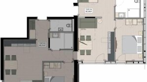 En planritning över ett hotellrum med två sovrum, ett badrum, ett kök och ett vardagsrum.