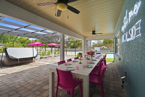 Outdoor dining - Full-Size BBall Court & 2x Pickleball Court Resort, Pool, Hot Tub & Mini Golf! (Bradenton)