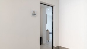 Ein Flur mit einem Schild, auf dem 'The White Room' steht.