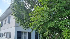 A two-story building with a white facade, dark shutters, and a small front yard. - Logement 100m² - La Villa' Tyno - 9 couchages (La Teste-de-Buch)
