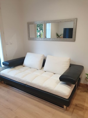 A room with a bed, a large mirror, and a window. - Logement RDC - La Villa Tyno Evasion - 60m² (La Teste-de-Buch)